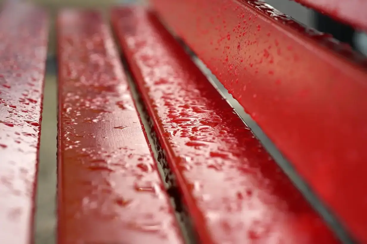 Sådan opfrisker du en gammel bænk til din PSG-fodboldstue med møbelmaling